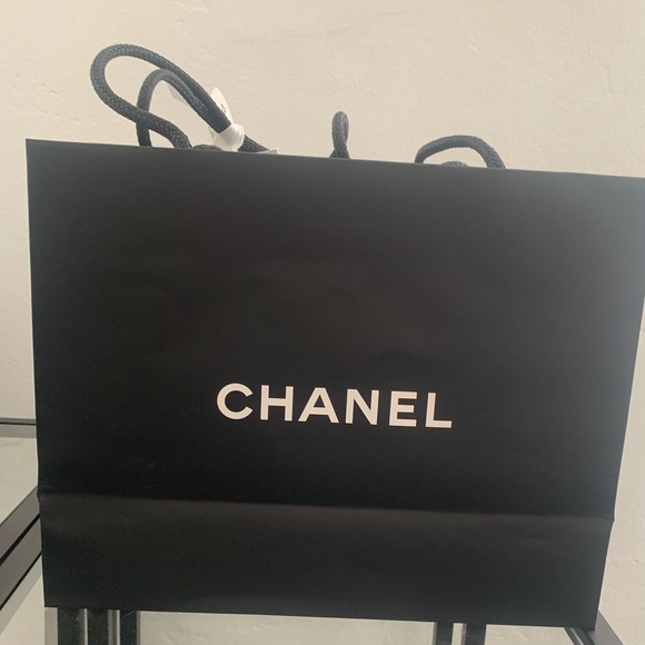 🆕 CHANEL Gift Bag - Picture 2 of 3